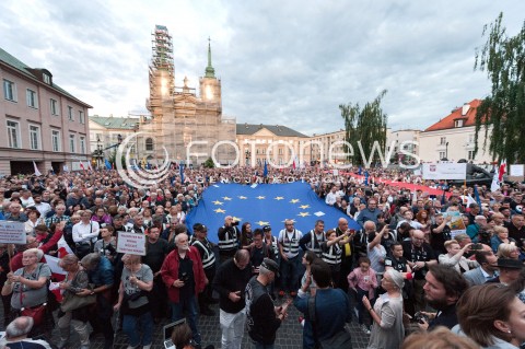  03.07.2018 WARSZAWA<br />PROTEST POD SADEM NAJWYZSZYM<br />N/Z UCZESTNICY WYDARZENIA Z FLAGA UNII EUROPEJSKIEJ<br /> 