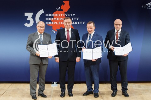  03.07.2018 JASIONKA ( RZESZOW )<br />
FORUM REGIONOW TROJMORZA <br />
PODPISANIE POROZUMIENIA WS. UTWORZENIA OBSERWATORIUM TROJMORZA <br />
Three Seas Initiative Forum of Regions <br />
Signing ceremony - Agreement on Creating the Three Seas Initiative Regions Observatory <br />
N/Z SYLWESTER CZOPEK , PREZYDENT RP ANDRZEJ DUDA , WLADYSLAW ORTYL , MAREK CIERPIAL - WOLAN	<br />
 