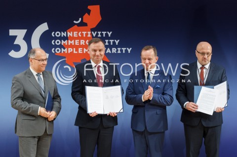  03.07.2018 JASIONKA ( RZESZOW )<br />
FORUM REGIONOW TROJMORZA <br />
PODPISANIE POROZUMIENIA WS. UTWORZENIA OBSERWATORIUM TROJMORZA <br />
Three Seas Initiative Forum of Regions <br />
Signing ceremony - Agreement on Creating the Three Seas Initiative Regions Observatory <br />
N/Z SYLWESTER CZOPEK , PREZYDENT RP ANDRZEJ DUDA , WLADYSLAW ORTYL , MAREK CIERPIAL - WOLAN	<br />
 