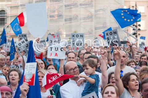  04.07.2018 WARSZAWA<br />
PROTEST PRZED SADEM NAJWYZSZYM<br />
N/Z UCZESTNICY WYDARZENIA PROTESTUJACY Z FLAGAMI<br />
 
