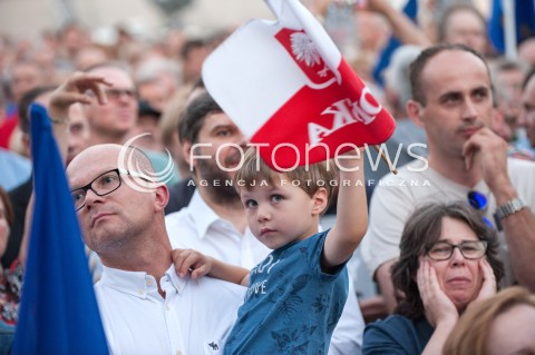 04.07.2018 WARSZAWA<br />
PROTEST PRZED SADEM NAJWYZSZYM<br />
N/Z UCZESTNICY WYDARZENIA PROTESTUJACY Z FLAGAMI<br />
 