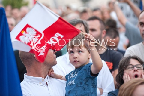  04.07.2018 WARSZAWA<br />
PROTEST PRZED SADEM NAJWYZSZYM<br />
N/Z UCZESTNICY WYDARZENIA PROTESTUJACY Z FLAGAMI<br />
 