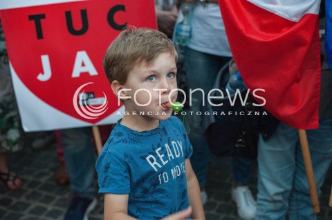  04.07.2018 WARSZAWA<br />
PROTEST PRZED SADEM NAJWYZSZYM<br />
N/Z UCZESTNICY WYDARZENIA PROTESTUJACY Z FLAGAMI<br />
 