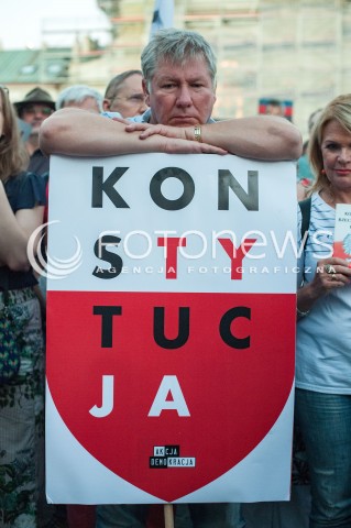  04.07.2018 WARSZAWA<br />
PROTEST PRZED SADEM NAJWYZSZYM<br />
N/Z UCZESTNICY WYDARZENIA PROTESTUJACY Z FLAGAMI<br />
 