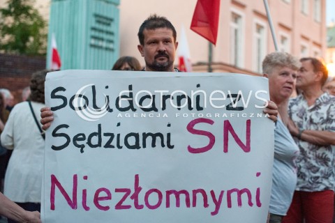  04.07.2018 WARSZAWA<br />
PROTEST PRZED SADEM NAJWYZSZYM<br />
N/Z UCZESTNICY WYDARZENIA PROTESTUJACY Z FLAGAMI<br />
 