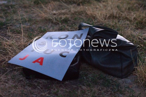  04.07.2018 WARSZAWA<br />
PROTEST PRZED SADEM NAJWYZSZYM<br />
N/Z PLAKAT KONSTYTUCJA NA ZIEMI<br />
 