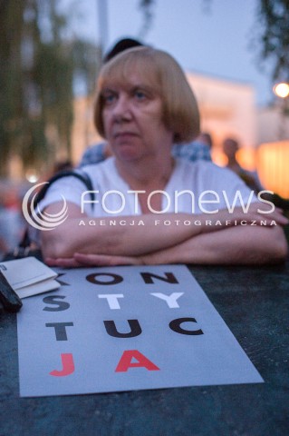  04.07.2018 WARSZAWA<br />
PROTEST PRZED SADEM NAJWYZSZYM<br />
N/Z UCZESTNICZKA WYDARZENIA PROTESTUJACY Z PLAKATEM<br />
 