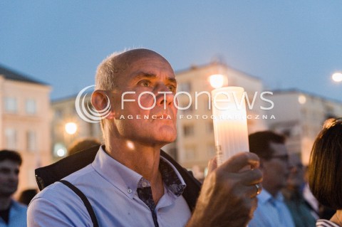  04.07.2018 WARSZAWA<br />
PROTEST PRZED SADEM NAJWYZSZYM<br />
N/Z UCZESTNIK WYDARZENIA PROTESTUJACY ZE SWIECA<br />
 