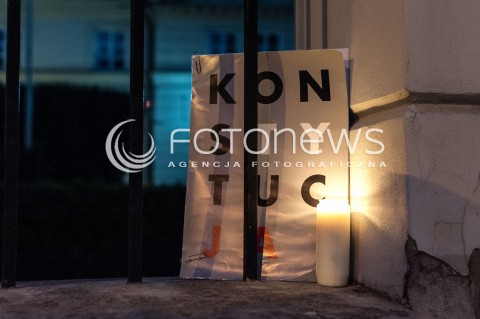  04.07.2018 WARSZAWA<br />
PROTEST PRZED SADEM NAJWYZSZYM<br />
N/Z PLAKAT KONSTYTUCJA ZA KRATAMI ZE SWIECA<br />
 