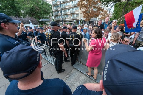  18.07.2018 WARSZAWA SEJM<br />POSIEDZENIE SEJMU<br />N/Z PROTESTUJACY PRZED WEJSCIEM DO SEJMU POLICJA<br /> 