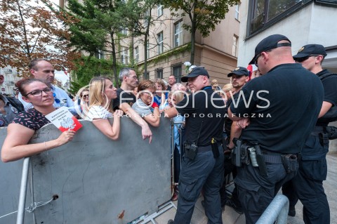  18.07.2018 WARSZAWA SEJM<br />POSIEDZENIE SEJMU<br />N/Z PROTESTUJACY PRZED WEJSCIEM DO SEJMU POLICJA<br /> 