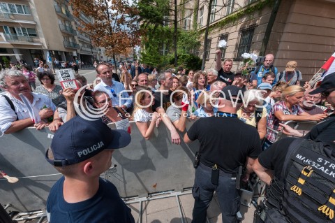  18.07.2018 WARSZAWA SEJM<br />POSIEDZENIE SEJMU<br />N/Z PROTESTUJACY PRZED WEJSCIEM DO SEJMU POLICJA<br /> 
