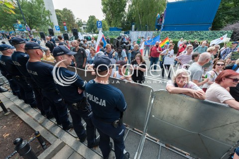  18.07.2018 WARSZAWA SEJM<br />POSIEDZENIE SEJMU<br />N/Z PROTESTUJACY PRZED WEJSCIEM DO SEJMU POLICJA<br /> 