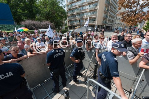  18.07.2018 WARSZAWA SEJM<br />POSIEDZENIE SEJMU<br />N/Z PROTESTUJACY PRZED WEJSCIEM DO SEJMU POLICJA<br /> 