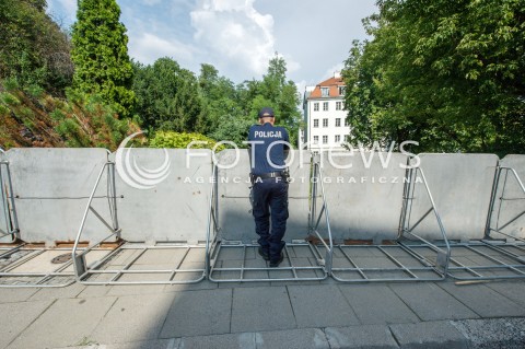  18.07.2018 WARSZAWA SEJM<br />POSIEDZENIE SEJMU<br />N/Z POLICJANT OPARTY O BARIERKI USTAWIONE WOKOL SEJMU I SENATU<br /> 
