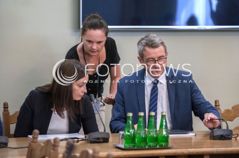  24.07.2018 WARSZAWA<br />POSIEDZENIE KOMISJI PARLAMENTARNYCH<br />KOMISJA DO SPRAW NIEPRAWIDLOWOSCI W VAT KOMISJA SLEDCZA DO ZBADANIA PRAWIDLOWOSCI I LEGALNOSCI DZIALAN ORAZ WYSTEPOWANIA ZANIEDBAN I ZANIECHAN ORGANOW I INSTYTUCJI PUBLICZNYCH W ZAKRESIE ZAPEWNIENIA DOCHODOW SKARBU PANSTWA Z TYTULU PODATKOW OD TOWAROW I USLUG I PODATKU AKCYZOWEGO W OKRESIE OD GRUDNIA 2007 R. DO LISTOPADA 2015 R.<br />N/Z WOJCIECH MURDZEK MALGORZATA JANOWSKA<br /> 