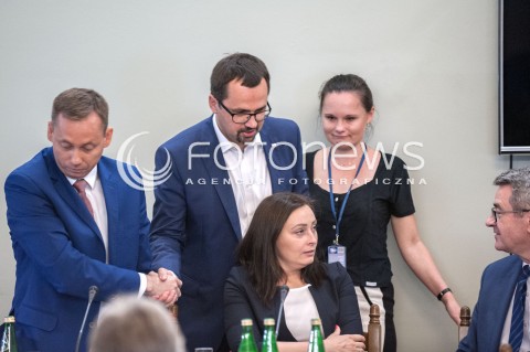  24.07.2018 WARSZAWA<br />POSIEDZENIE KOMISJI PARLAMENTARNYCH<br />KOMISJA DO SPRAW NIEPRAWIDLOWOSCI W VAT KOMISJA SLEDCZA DO ZBADANIA PRAWIDLOWOSCI I LEGALNOSCI DZIALAN ORAZ WYSTEPOWANIA ZANIEDBAN I ZANIECHAN ORGANOW I INSTYTUCJI PUBLICZNYCH W ZAKRESIE ZAPEWNIENIA DOCHODOW SKARBU PANSTWA Z TYTULU PODATKOW OD TOWAROW I USLUG I PODATKU AKCYZOWEGO W OKRESIE OD GRUDNIA 2007 R. DO LISTOPADA 2015 R.<br />N/Z MARCIN HORALA WOJCIECH MURDZEK MALGORZATA JANOWSKA WOJCIECH MURDZEK ZBIGNIEW KONWINSKI<br /> 