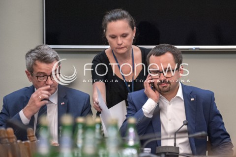  24.07.2018 WARSZAWA<br />POSIEDZENIE KOMISJI PARLAMENTARNYCH<br />KOMISJA DO SPRAW NIEPRAWIDLOWOSCI W VAT KOMISJA SLEDCZA DO ZBADANIA PRAWIDLOWOSCI I LEGALNOSCI DZIALAN ORAZ WYSTEPOWANIA ZANIEDBAN I ZANIECHAN ORGANOW I INSTYTUCJI PUBLICZNYCH W ZAKRESIE ZAPEWNIENIA DOCHODOW SKARBU PANSTWA Z TYTULU PODATKOW OD TOWAROW I USLUG I PODATKU AKCYZOWEGO W OKRESIE OD GRUDNIA 2007 R. DO LISTOPADA 2015 R.<br />N/Z WOJCIECH MURDZEK MARCIN HORALA<br /> 