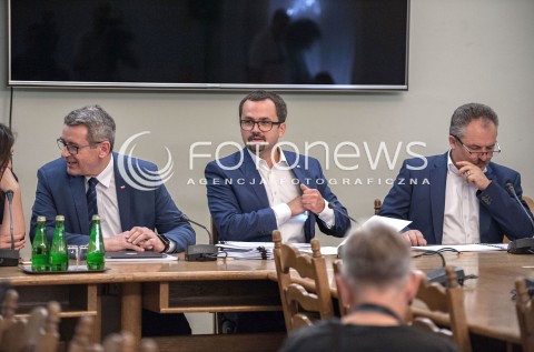  24.07.2018 WARSZAWA<br />POSIEDZENIE KOMISJI PARLAMENTARNYCH<br />KOMISJA DO SPRAW NIEPRAWIDLOWOSCI W VAT KOMISJA SLEDCZA DO ZBADANIA PRAWIDLOWOSCI I LEGALNOSCI DZIALAN ORAZ WYSTEPOWANIA ZANIEDBAN I ZANIECHAN ORGANOW I INSTYTUCJI PUBLICZNYCH W ZAKRESIE ZAPEWNIENIA DOCHODOW SKARBU PANSTWA Z TYTULU PODATKOW OD TOWAROW I USLUG I PODATKU AKCYZOWEGO W OKRESIE OD GRUDNIA 2007 R. DO LISTOPADA 2015 R.<br />N/Z WOJCIECH MURDZEK MARCIN HORALA MAREK JAKUBIAK<br /> 