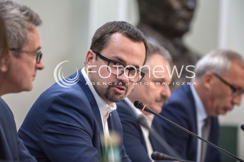  24.07.2018 WARSZAWA<br />POSIEDZENIE KOMISJI PARLAMENTARNYCH<br />KOMISJA DO SPRAW NIEPRAWIDLOWOSCI W VAT KOMISJA SLEDCZA DO ZBADANIA PRAWIDLOWOSCI I LEGALNOSCI DZIALAN ORAZ WYSTEPOWANIA ZANIEDBAN I ZANIECHAN ORGANOW I INSTYTUCJI PUBLICZNYCH W ZAKRESIE ZAPEWNIENIA DOCHODOW SKARBU PANSTWA Z TYTULU PODATKOW OD TOWAROW I USLUG I PODATKU AKCYZOWEGO W OKRESIE OD GRUDNIA 2007 R. DO LISTOPADA 2015 R.<br />N/Z MARCIN HORALA<br /> 