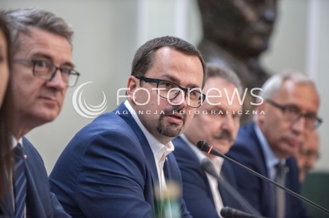  24.07.2018 WARSZAWA<br />POSIEDZENIE KOMISJI PARLAMENTARNYCH<br />KOMISJA DO SPRAW NIEPRAWIDLOWOSCI W VAT KOMISJA SLEDCZA DO ZBADANIA PRAWIDLOWOSCI I LEGALNOSCI DZIALAN ORAZ WYSTEPOWANIA ZANIEDBAN I ZANIECHAN ORGANOW I INSTYTUCJI PUBLICZNYCH W ZAKRESIE ZAPEWNIENIA DOCHODOW SKARBU PANSTWA Z TYTULU PODATKOW OD TOWAROW I USLUG I PODATKU AKCYZOWEGO W OKRESIE OD GRUDNIA 2007 R. DO LISTOPADA 2015 R.<br />N/Z MARCIN HORALA WOJCIECH MURDZEK MAREK JAKUBIAK KAZIMIERZ SMOLINSKI<br /> 