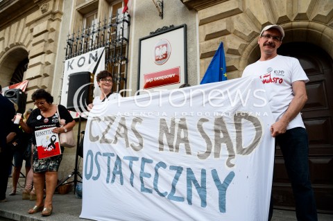  24.07.2018 GDANSK<br />DEMONSTRACJA KOD POD SADEM OKREGOWYM W GDANSKU<br />N/Z MANIFESTUJACY Z TRANSPARENTEM CZAS NA SAD OSTATECZNY<br /> 