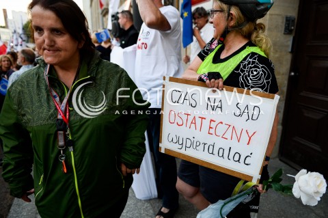  24.07.2018 GDANSK<br />DEMONSTRACJA KOD POD SADEM OKREGOWYM W GDANSKU<br />N/Z KOBIETA TRZYMAJACA TRANSPARENT CZAS NA SAD OSTATECZNY WYPIERDALAC<br /> 