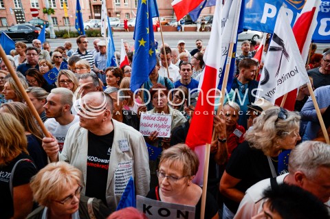  24.07.2018 GDANSK<br />DEMONSTRACJA KOD POD SADEM OKREGOWYM W GDANSKU<br />N/Z MANIFESTUJACA KOBIETA W TLUMIE Z TRANSPARENTEM WOLNE SADY WOLNE WYBORY WOLNA POLSKA<br /> 