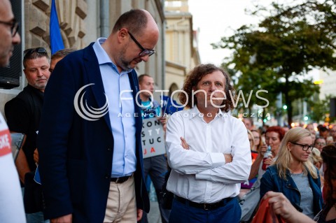  24.07.2018 GDANSK<br />DEMONSTRACJA KOD POD SADEM OKREGOWYM W GDANSKU<br />N/Z PAWEL ADAMOWICZ JACEK KARNOWSKI<br /> 