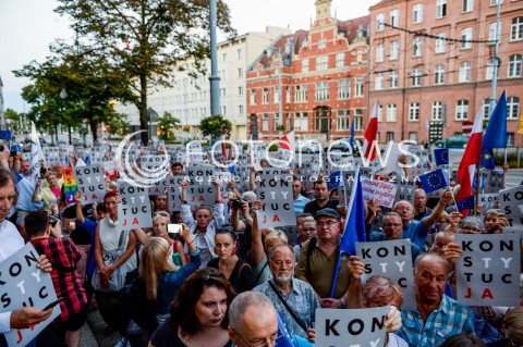  24.07.2018 GDANSK<br />DEMONSTRACJA KOD POD SADEM OKREGOWYM W GDANSKU<br />N/Z MANIFESTUJACY TRZYMAJACY W GORZE TRANSPARENTY Z NAPISEM KONSTYTUCJA<br /> 