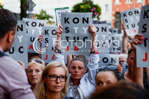  24.07.2018 GDANSK<br />DEMONSTRACJA KOD POD SADEM OKREGOWYM W GDANSKU<br />N/Z MANIFESTUJACY TRZYMAJACY W GORZE TRANSPARENTY Z NAPISEM KONSTYTUCJA<br /> 