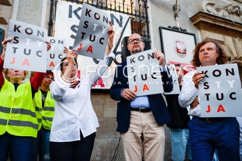  24.07.2018 GDANSK<br />DEMONSTRACJA KOD POD SADEM OKREGOWYM W GDANSKU<br />N/Z MALGORZATA CHMIEL PAWEL ADAMOWICZ JACEK KARNOWSKI TRZYMAJACY TRANSPARENTY Z NAPISEM KONSTYTUCJA<br /> 