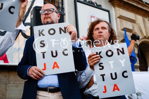  24.07.2018 GDANSK<br />DEMONSTRACJA KOD POD SADEM OKREGOWYM W GDANSKU<br />N/Z PAWEL ADAMOWICZ JACEK KARNOWSKI TRZYMAJACY TRANSPARENTY Z NAPISEM KONSTYTUCJA<br /> 