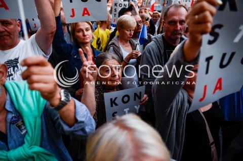  24.07.2018 GDANSK<br />DEMONSTRACJA KOD POD SADEM OKREGOWYM W GDANSKU<br />N/Z MANIFESTUJACA KOBIETA W TLUMIE<br /> 