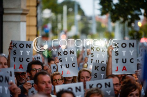 Demonstracja KOD pod Sądem Okręgowym w Gdańsku