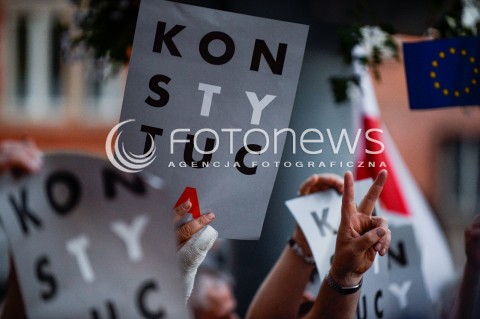  24.07.2018 GDANSK<br />DEMONSTRACJA KOD POD SADEM OKREGOWYM W GDANSKU<br />N/Z TRANSPARENT Z NAPISEM KONSTYTUCJA DLON POKAZUJACA SYMBOL POKOJU<br /> 
