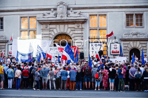  24.07.2018 GDANSK<br />DEMONSTRACJA KOD POD SADEM OKREGOWYM W GDANSKU<br />N/Z TLUM DEMONSTRANCI ZEBRANI POD SADEM OKREGOWYM W GDANSKU<br /> 