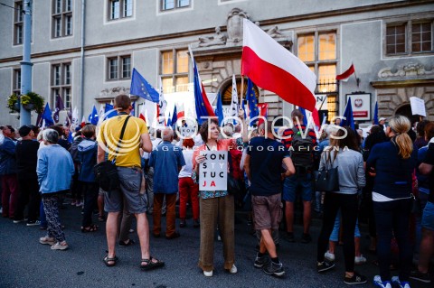  24.07.2018 GDANSK<br />DEMONSTRACJA KOD POD SADEM OKREGOWYM W GDANSKU<br />N/Z KOBIETA Z FLAGA POLSKI TRANSPARENTEM Z NAPISEM KONSTYTUCJA PRZED SADEM<br /> 
