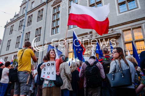  24.07.2018 GDANSK<br />DEMONSTRACJA KOD POD SADEM OKREGOWYM W GDANSKU<br />N/Z KOBIETA Z FLAGA POLSKI TRANSPARENTEM Z NAPISEM KONSTYTUCJA PRZED SADEM<br /> 