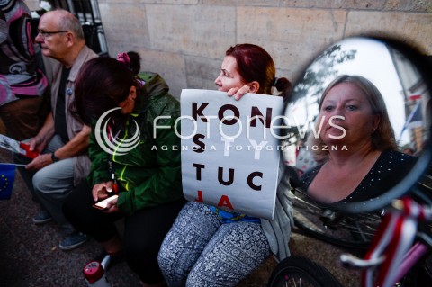  24.07.2018 GDANSK<br />DEMONSTRACJA KOD POD SADEM OKREGOWYM W GDANSKU<br />N/Z MANIFESTUJACY TRANSPARENT KONSTYTUCJA<br /> 