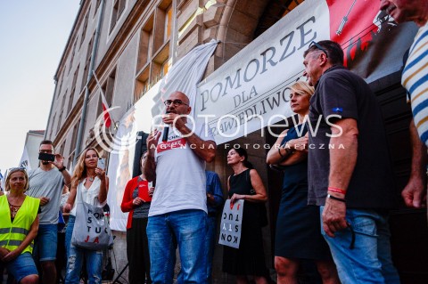  24.07.2018 GDANSK<br />DEMONSTRACJA KOD POD SADEM OKREGOWYM W GDANSKU<br />N/Z RADOMIR SZUMELDA PRZEMAWIA PODCZAS DEMONSTRACJI<br /> 