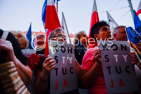  24.07.2018 GDANSK<br />DEMONSTRACJA KOD POD SADEM OKREGOWYM W GDANSKU<br />N/Z MANIFESTUJACY Z TRANSPARENTAMI Z NAPISEM KONSTYTUCJA<br /> 