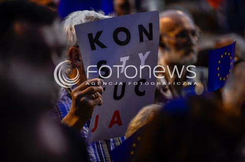  24.07.2018 GDANSK<br />DEMONSTRACJA KOD POD SADEM OKREGOWYM W GDANSKU<br />N/Z TRANSPARENT Z NAPISEM KONSTYTUCJA<br /> 