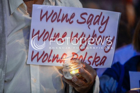  24.07.2018 GDANSK<br />DEMONSTRACJA KOD POD SADEM OKREGOWYM W GDANSKU<br />N/Z TRANSPARENT WOLNE SADY WOLNE WYBORY WOLNA POLSKA<br /> 