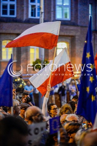  24.07.2018 GDANSK<br />DEMONSTRACJA KOD POD SADEM OKREGOWYM W GDANSKU<br />N/Z MANIFESTUJACY Z FLAGAMI POLSKI<br /> 