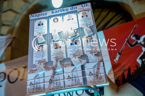  24.07.2018 GDANSK<br />DEMONSTRACJA KOD POD SADEM OKREGOWYM W GDANSKU<br />N/Z TRANSPARENT NAPISZ KARTKE DO UE Z ADRESAMI MAILOWYMI DZIALACZY UNII EUROPEJSKIEJ<br /> 