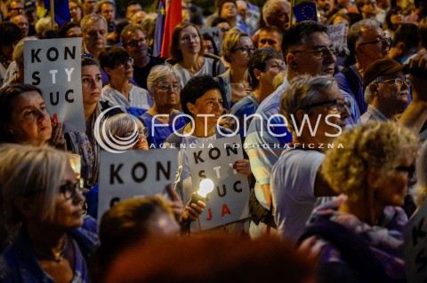  24.07.2018 GDANSK<br />DEMONSTRACJA KOD POD SADEM OKREGOWYM W GDANSKU<br />N/Z KOBIETA Z TRANSPARENTEM KONSTYTUCJA<br /> 