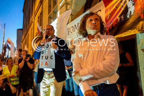  24.07.2018 GDANSK<br />DEMONSTRACJA KOD POD SADEM OKREGOWYM W GDANSKU<br />N/Z PAWEL ADAMOWICZ PRZEMAWIAJACY PODCZAS DEMONSTRACJI WRAZ Z JACEK KARNOWSKI<br /> 