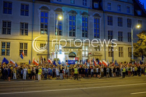  24.07.2018 GDANSK<br />DEMONSTRACJA KOD POD SADEM OKREGOWYM W GDANSKU<br />N/Z TLUM DEMONSTRANTOW POD SADEM OKREGOWYM W GDANSKU<br /> 