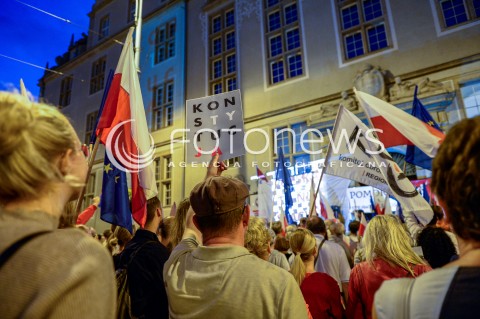  24.07.2018 GDANSK<br />DEMONSTRACJA KOD POD SADEM OKREGOWYM W GDANSKU<br />N/Z TRANSPARENT KONSTYTUCJA<br /> 
